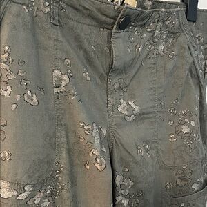 Democracy Flex-ellent Olive green Floral Capri Pants